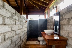Guacimo Lodge - superior riverview bungalow bathroom